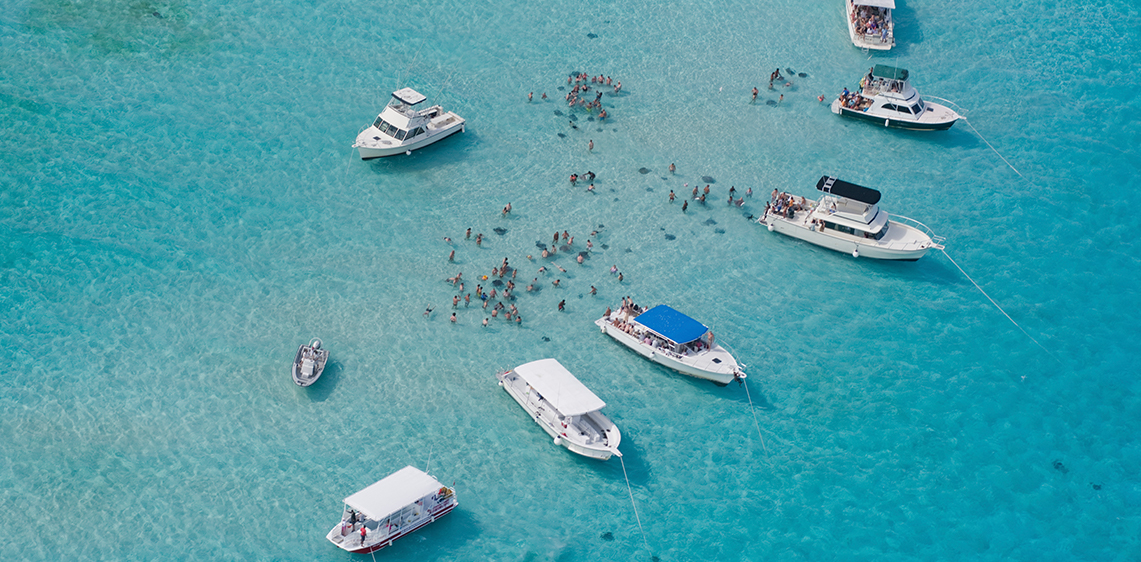 Saiba como é nadar com arraias em Stingray City, nas Ilhas Cayman